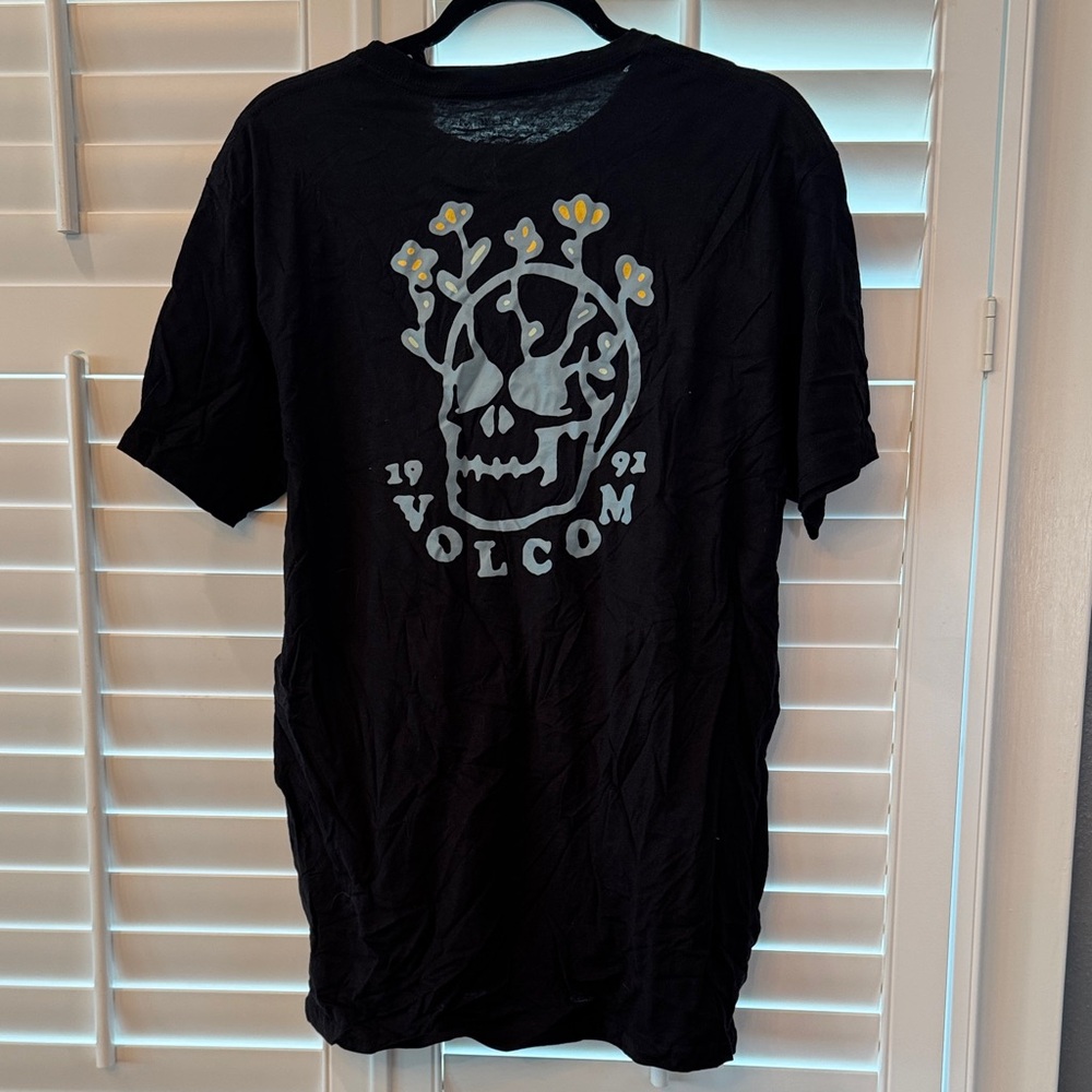 Volcom Black Skull Graphic Tee Mens Large 100 % Cotton